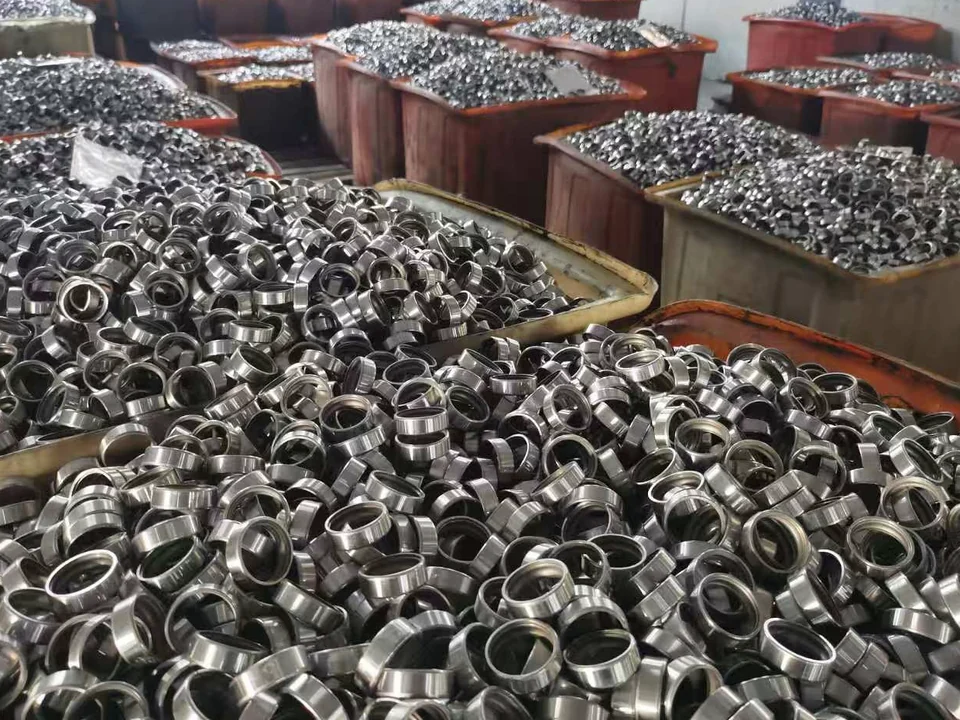 Metal bearing rings in handling containers at the GDQV factory